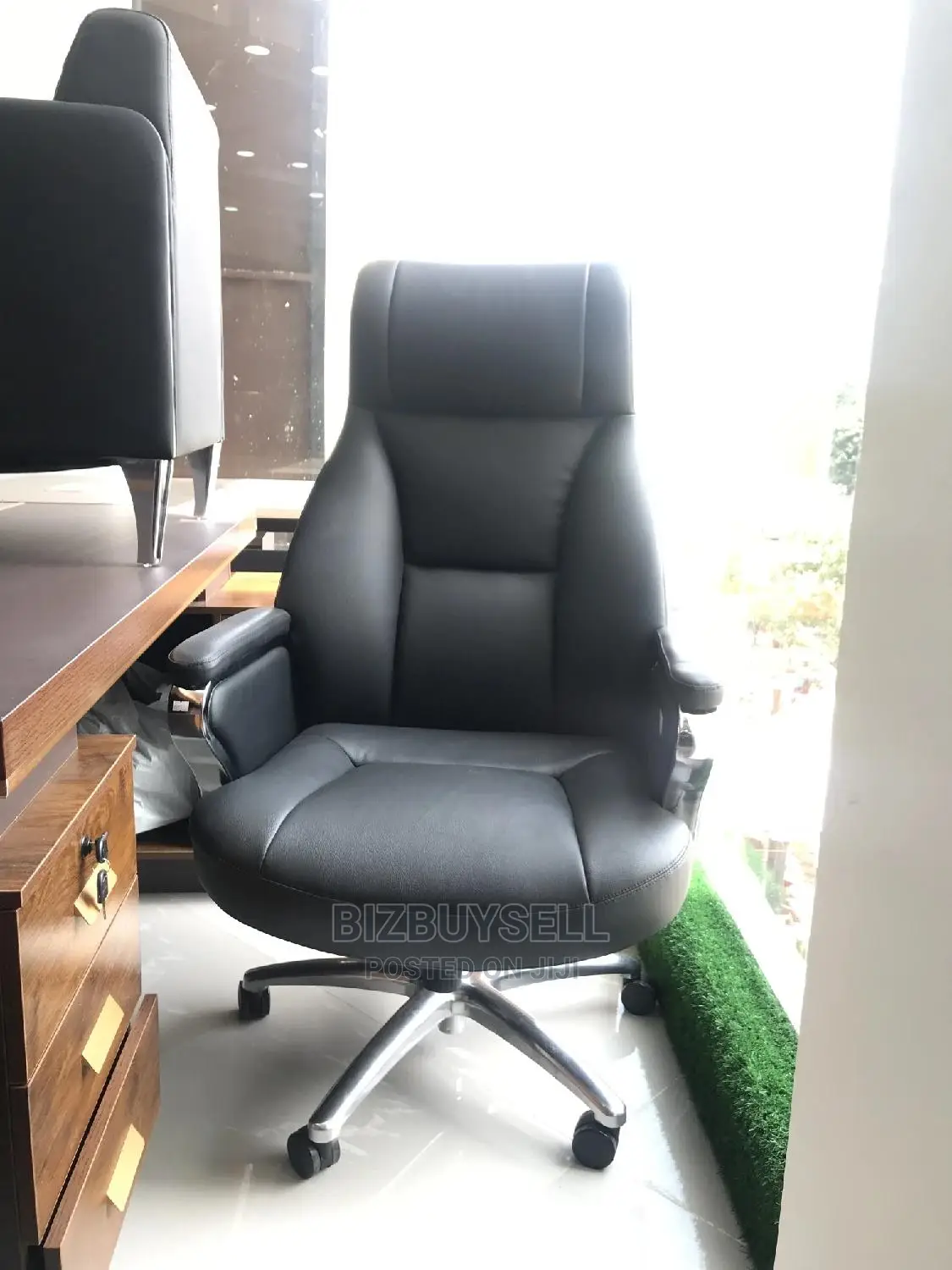 Quality Executive Adjustable Swivel Leather Office Chair.