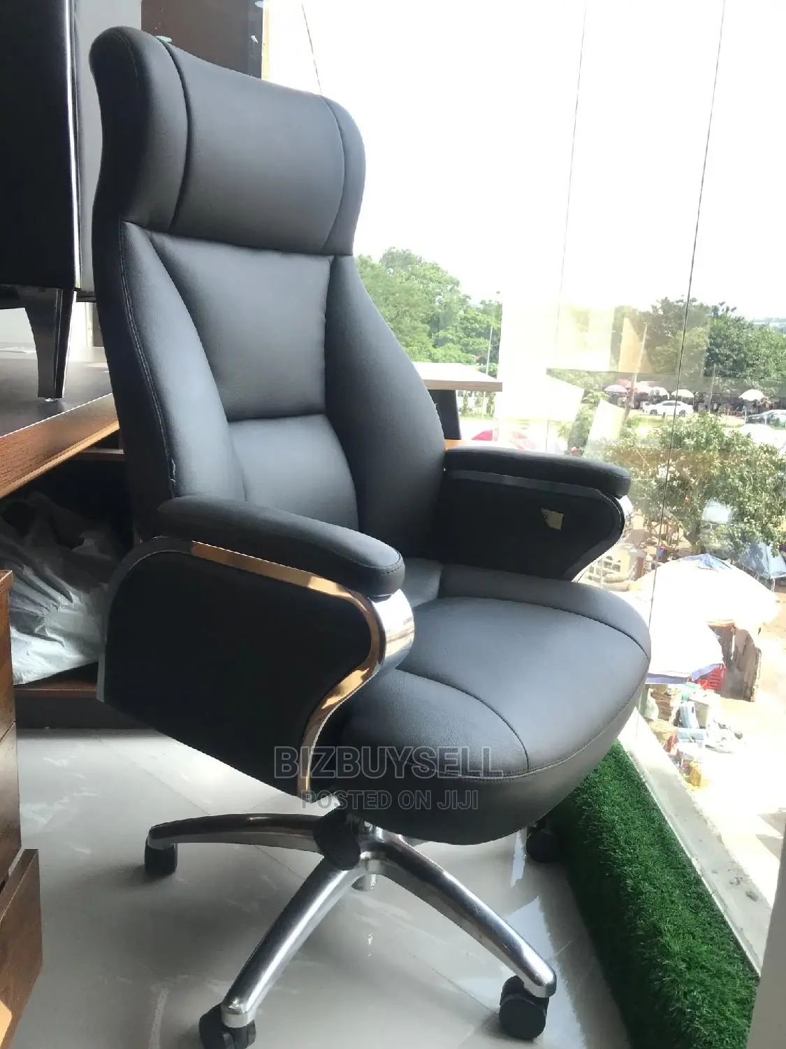 Quality Executive Adjustable Swivel Leather Office Chair.