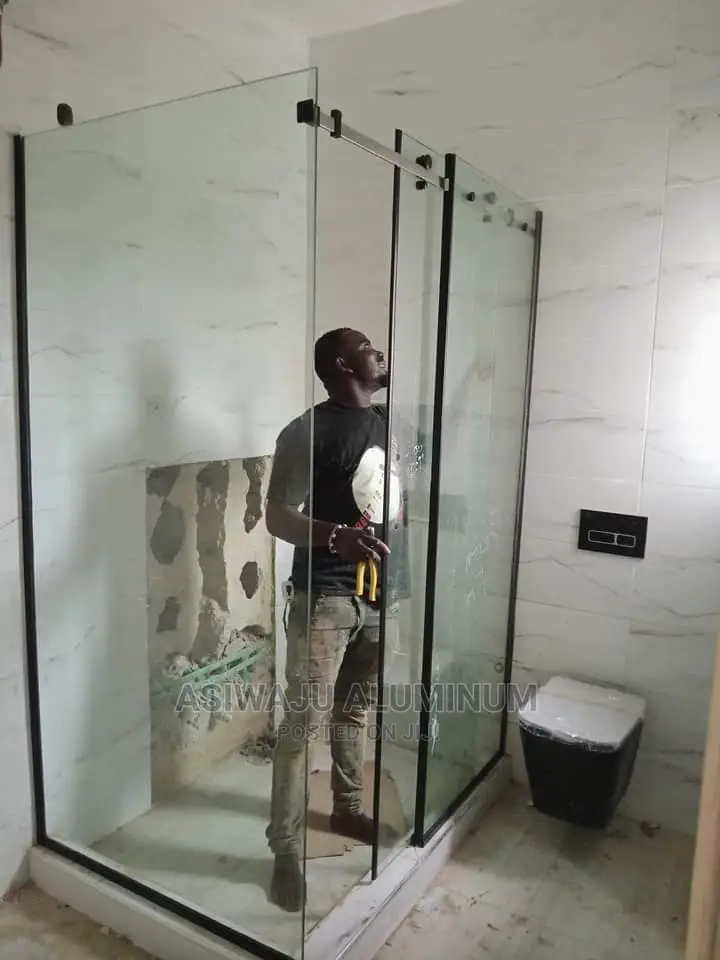 Frameless Sawyer Cubicle