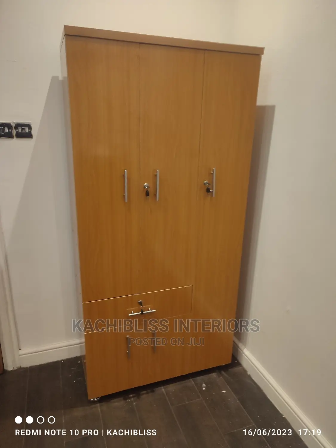 3*6ft Wardrobe and Dressing Mirror