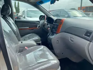 Toyota Sienna 2010 Gold