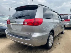 Toyota Sienna 2010 Gold