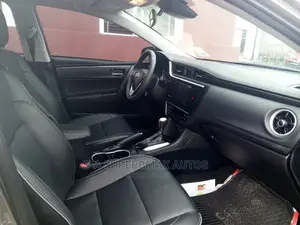 Toyota Corolla XLE (1.8L 4cyl 2A) 2018 Gray