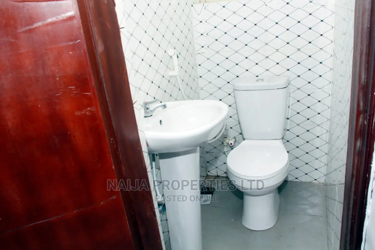 7bdrm Duplex in Ologolo, Lekki for sale
