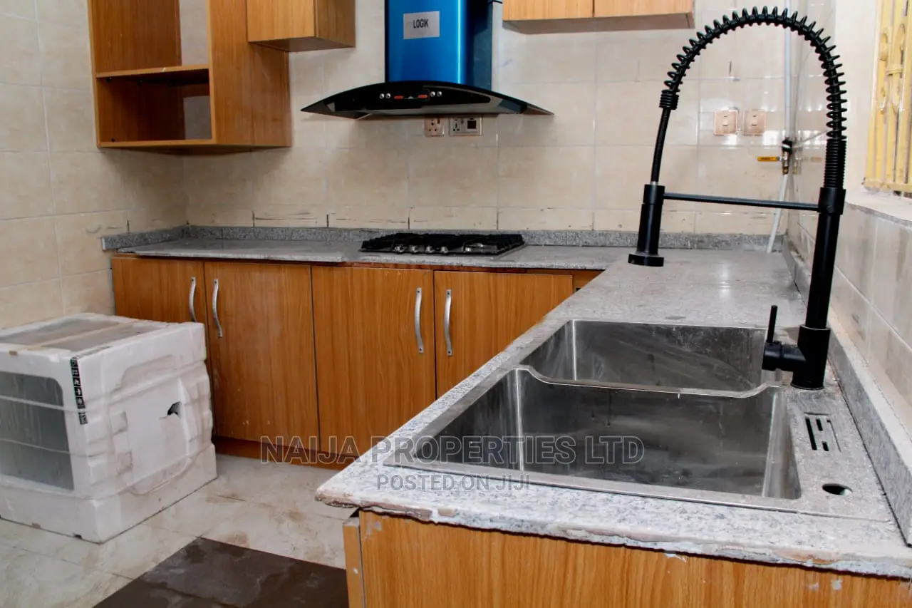 7bdrm Duplex in Ologolo, Lekki for sale