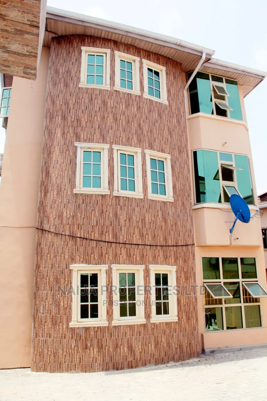 7bdrm Duplex in Ologolo, Lekki for sale