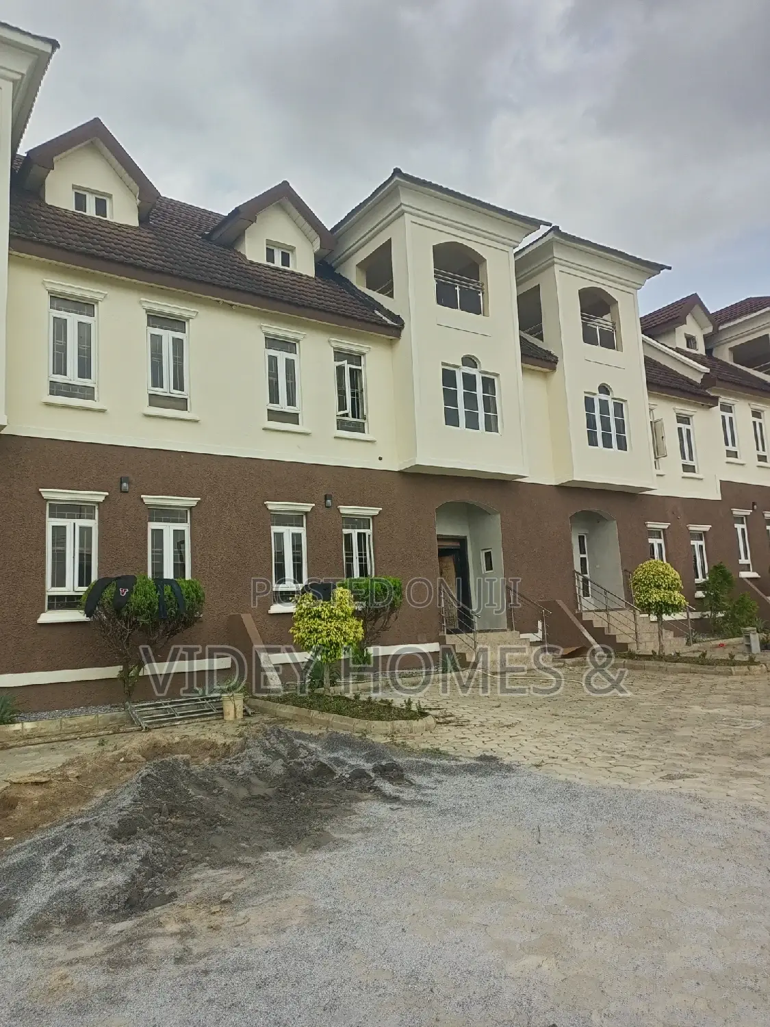 4bdrm Townhouse / Terrace in Zoneb, Apo District for rent