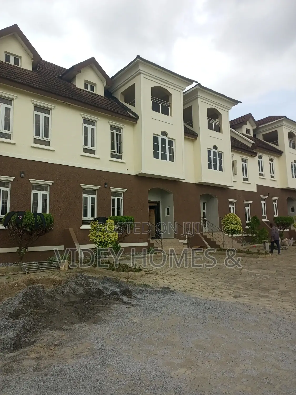 4bdrm Townhouse / Terrace in Zoneb, Apo District for rent