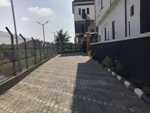5bdrm Duplex in Gbagada for sale