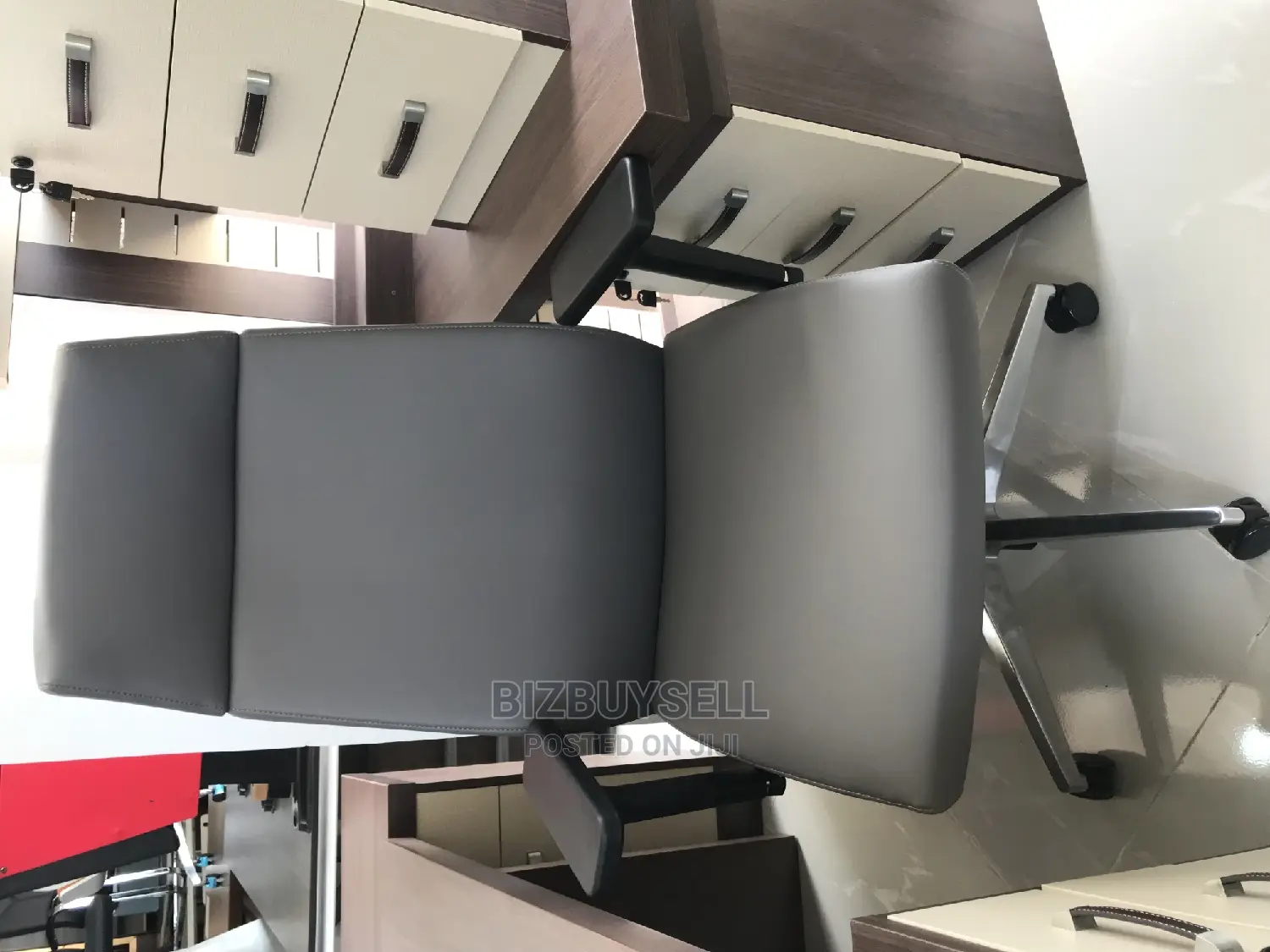 Quality Executive Adjustable Swivel Leather Office Chair.