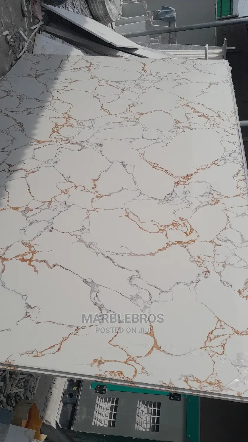 MB. Marble Stone Gold Cracks
