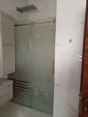 Executive Shower. Cubicle Design