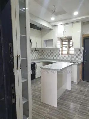 Offwhite Oak Slats Full Height Kitchen + Side Glasscabinet