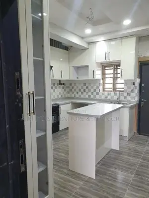 Offwhite Oak Slats Full Height Kitchen + Side Glasscabinet