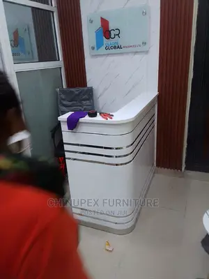 White Receptionist Table / Desk