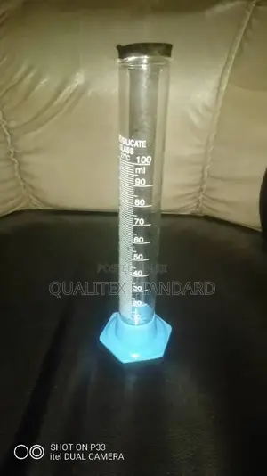 Glass Measuring Cylinder Plastic Base 100ml