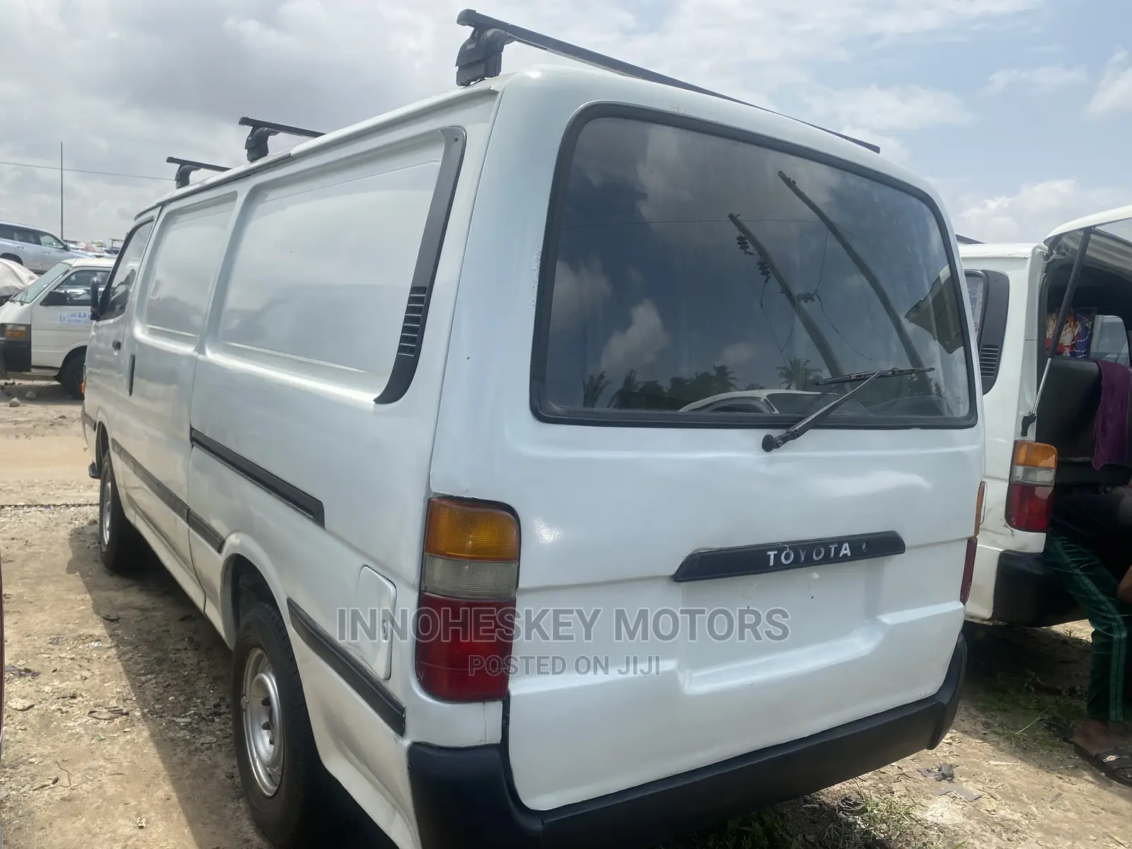 Toyota HiAce 2000 White