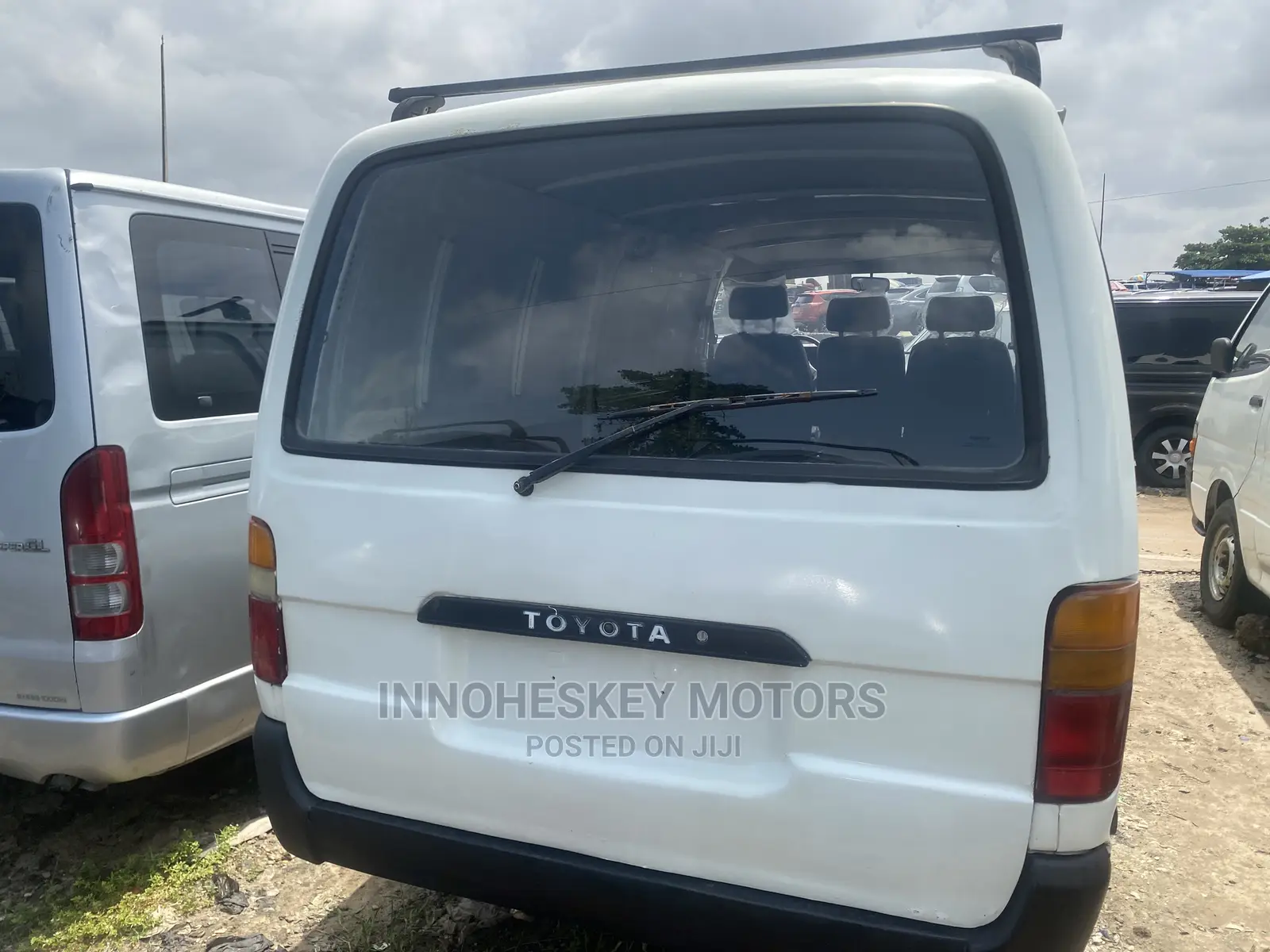 Toyota HiAce 2000 White