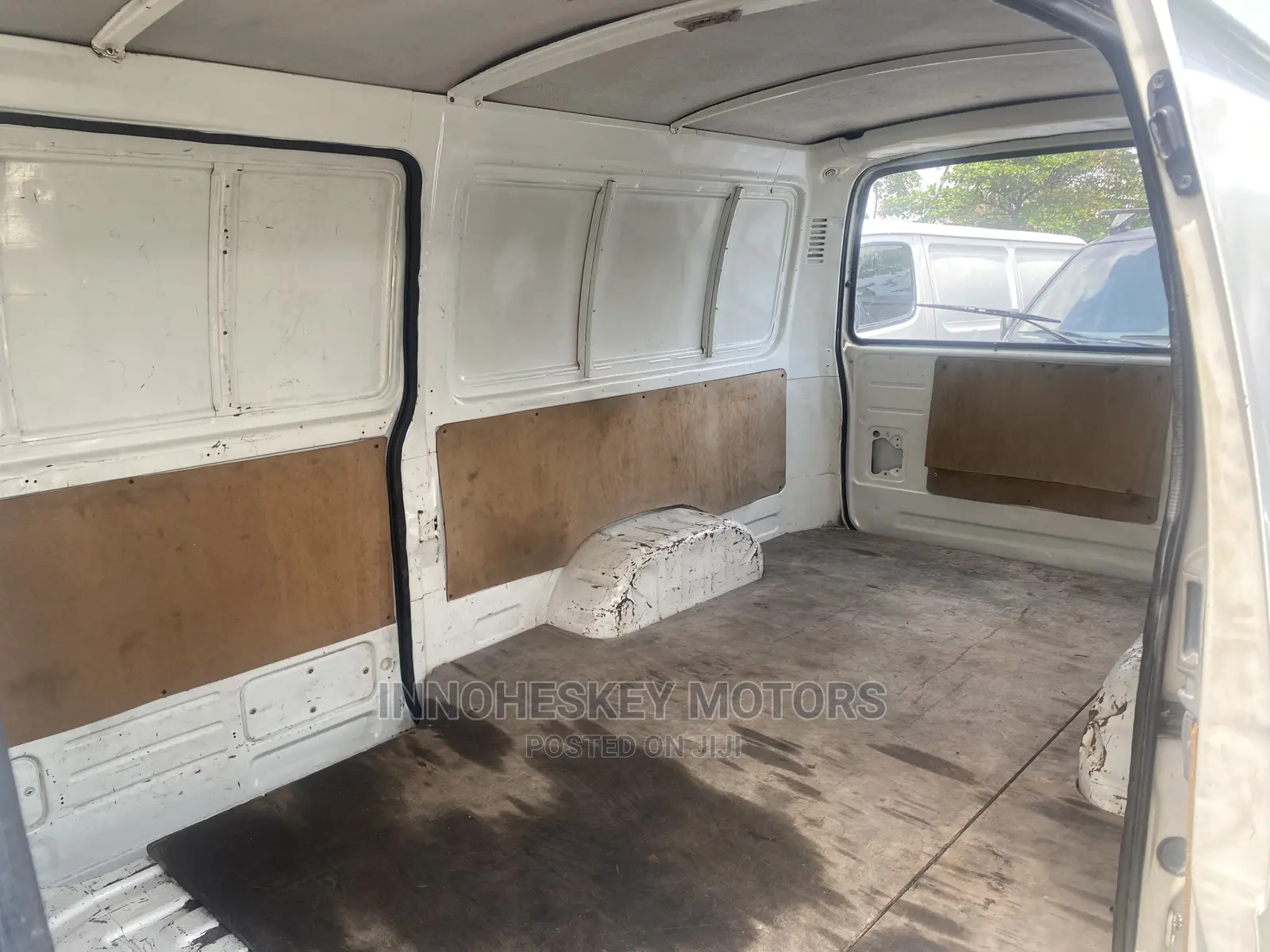 Toyota HiAce 2000 White