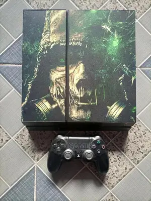 Ps4 With 2 Pads and 10 Latest Games Installed