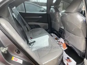 Toyota Camry SE (2.5L 4cyl 8A) 2019 Gray