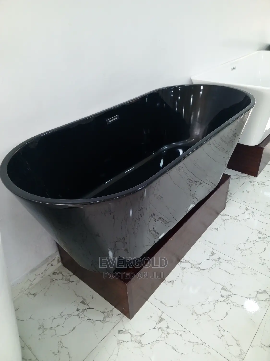 Black Luxury Bathtub Available With Automatic Waste