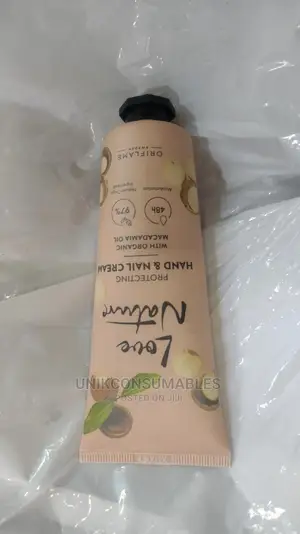 Protecting Hand Nail Cream With Organic Macadamia Oil
