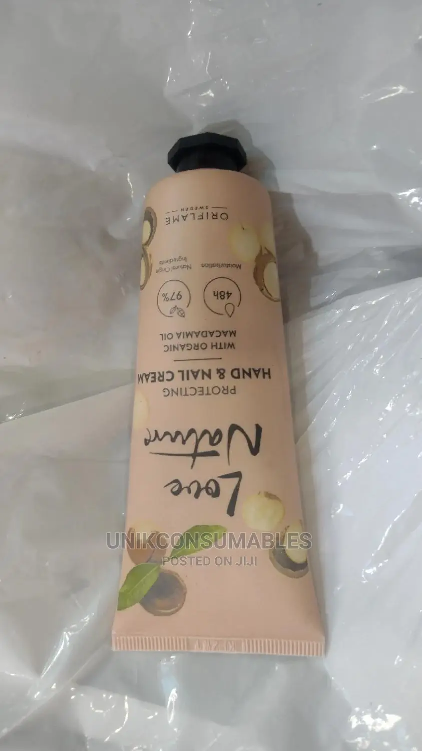 Protecting Hand Nail Cream With Organic Macadamia Oil
