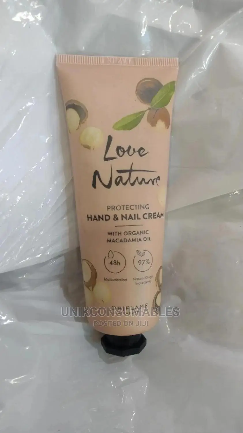 Protecting Hand Nail Cream With Organic Macadamia Oil