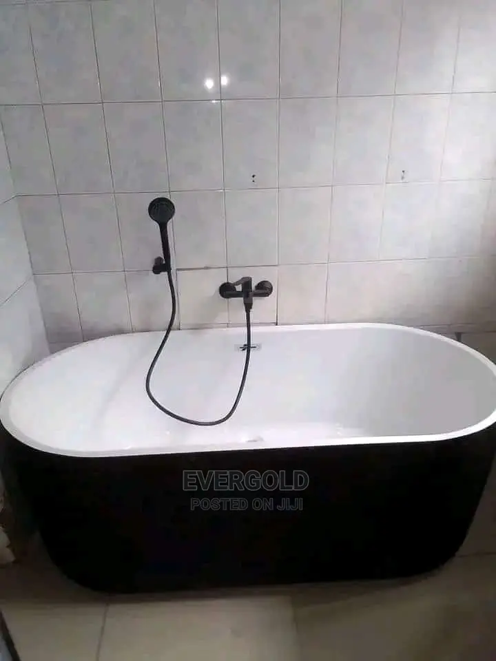 Black And White Luxury Bathtub Available With Automatic West
