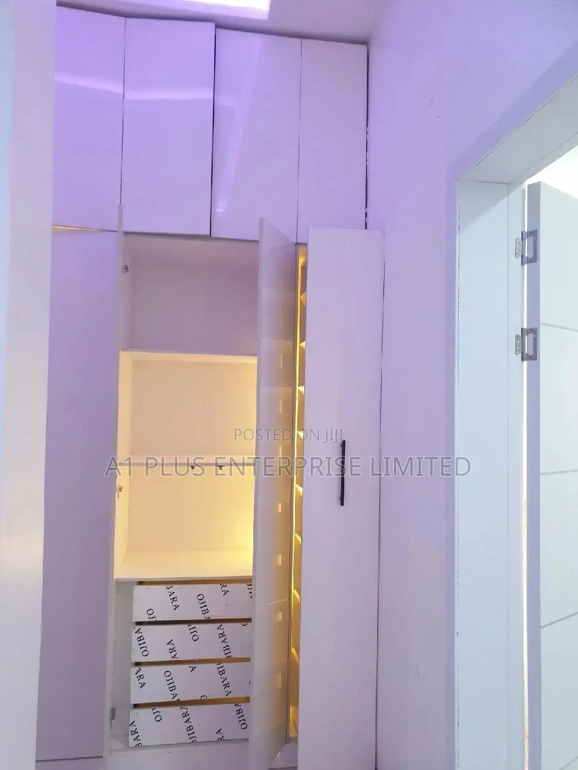 L-shape Walk In Closet With Pull Out Shoe Rack + Inner Light
