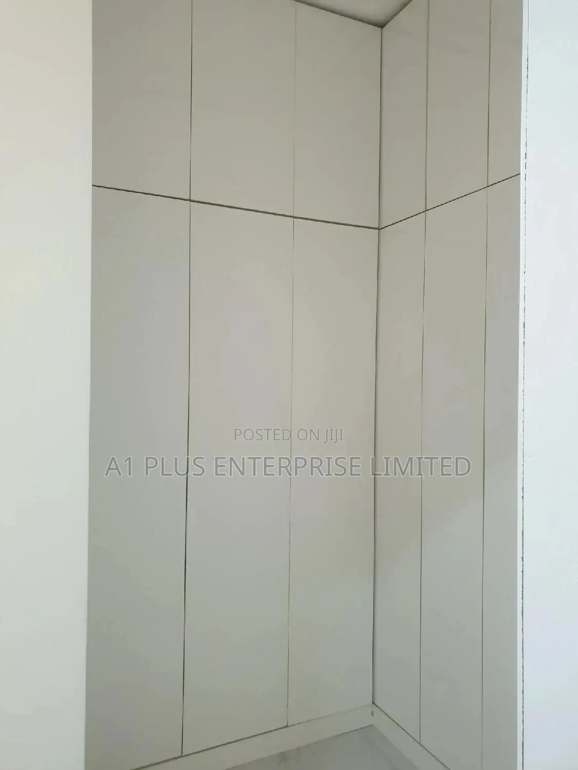 L-shape Walk In Closet With Pull Out Shoe Rack + Inner Light