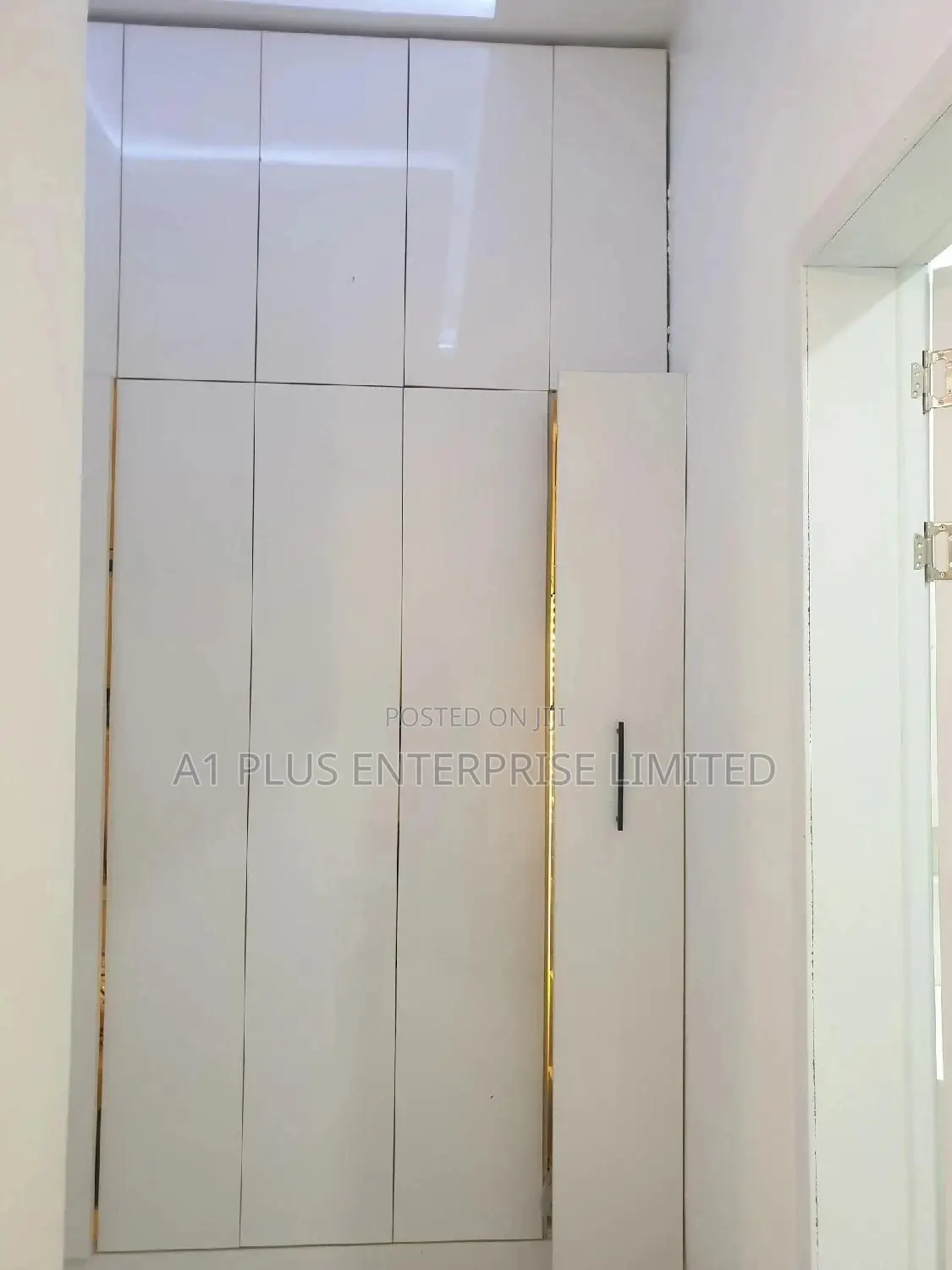 L-shape Walk In Closet With Pull Out Shoe Rack + Inner Light