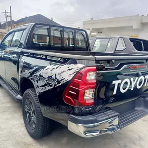 New Toyota Hilux 2022 Black
