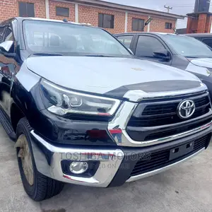 New Toyota Hilux 2022 Black