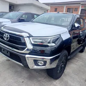 New Toyota Hilux 2022 Black