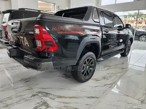 New Toyota Hilux 2022 Black