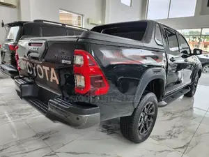 New Toyota Hilux 2022 Black