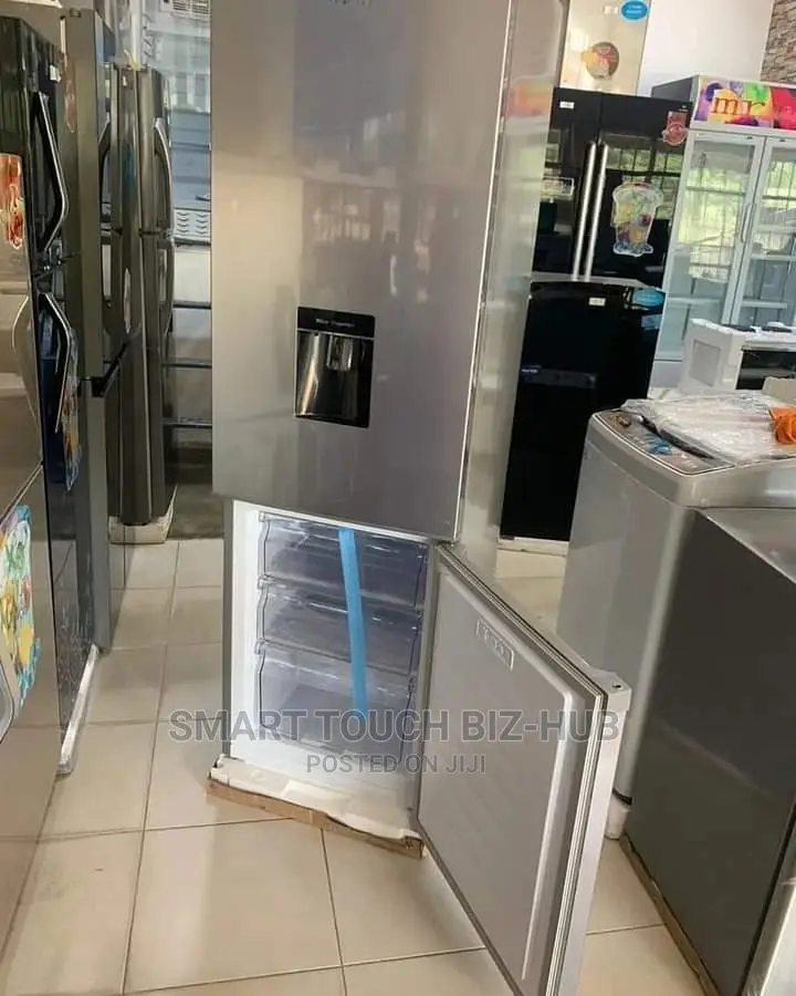 35dcb Hisense Refrigerator W/Bottom Freezer + Disperser