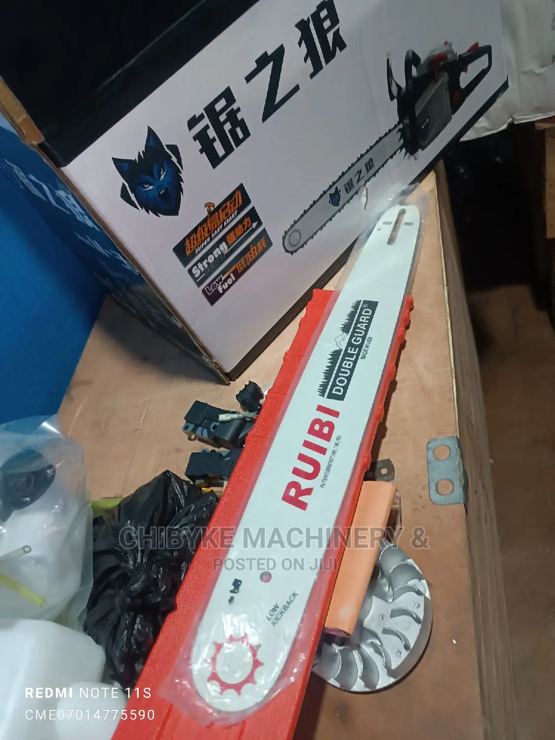 Chain Saw Machines With Long Bar and Chain
