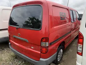 Toyota HiAce 2001 Red