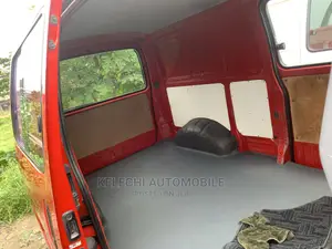 Toyota HiAce 2001 Red
