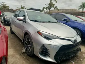 Toyota Corolla SE (1.8L 4cyl 6M) 2018 Silver