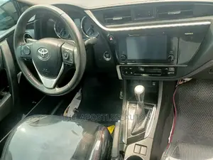 Toyota Corolla SE (1.8L 4cyl 6M) 2018 Burgundy