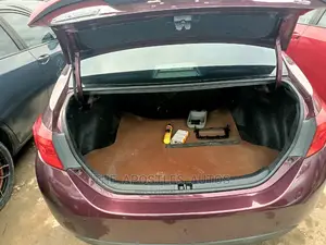 Toyota Corolla SE (1.8L 4cyl 6M) 2018 Burgundy