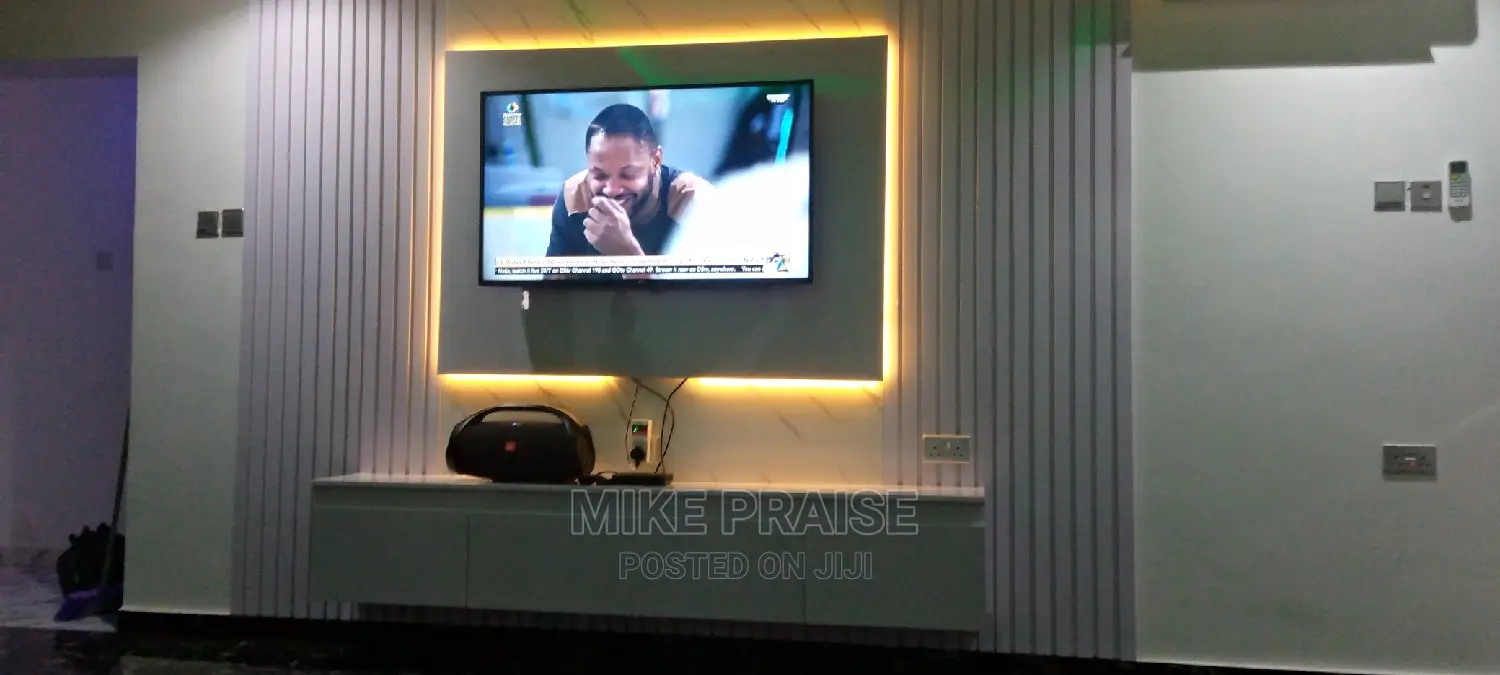 A Quality 10ft by 8ft Tv Console