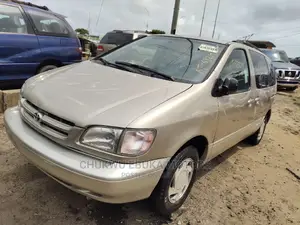 Toyota Sienna XLE & 1 hatch 2000 Gold