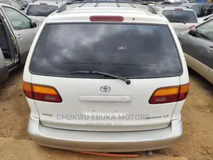 Toyota Sienna LE & 1 hatch 2000 White