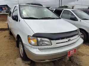 Toyota Sienna LE & 1 hatch 2000 White