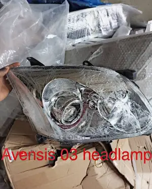 Headlamp Avensis 03